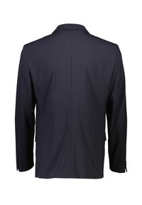 Blazer blu navy con uno spacco singolo, bavero a becchi e maniche lunghe; realizzato in tessuto liscio senza motivi o dettagli visibili.