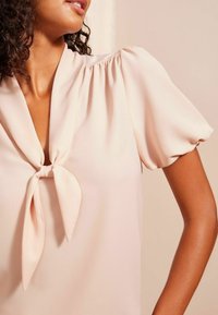 Friends Like These BOW FRONT WITH PUFF SLEEVE  - REGULAR FIT - Pusero - pink
