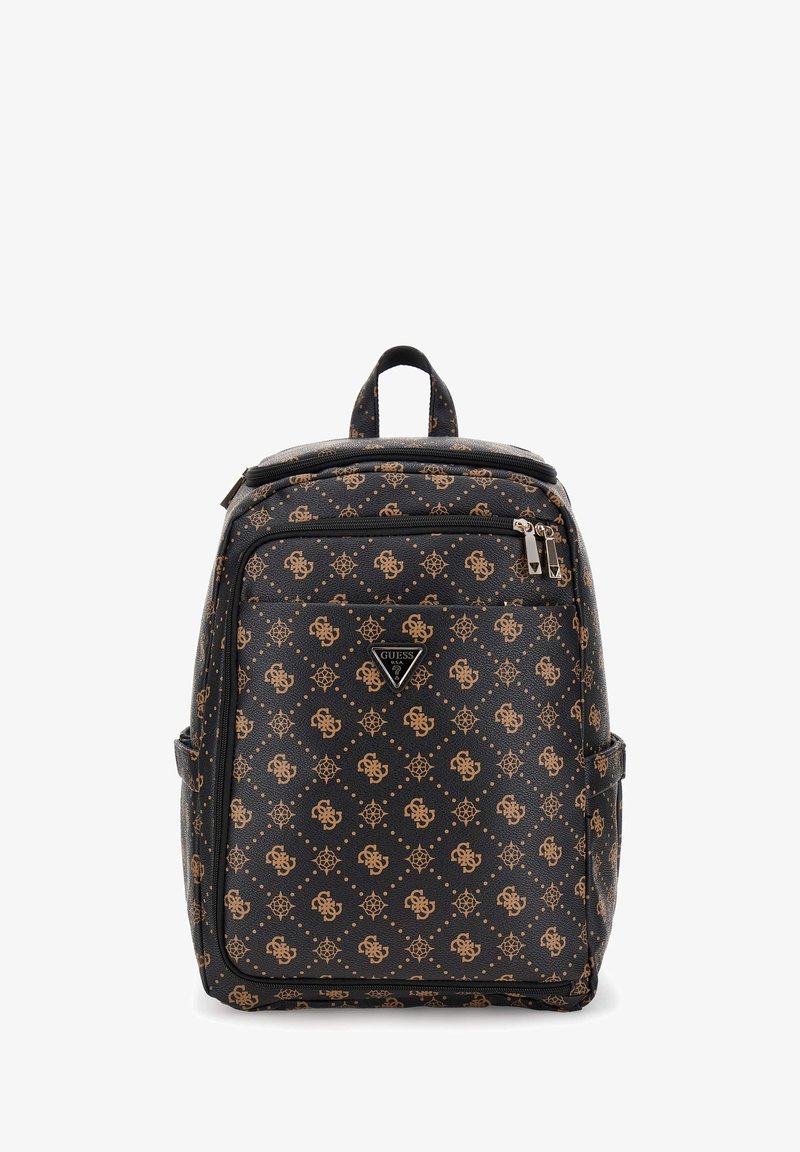 Sac à dos noir avec un motif de logo beige, en matériau synthétique texturé, poche avant zippée et poignée supérieure pour le transport.
