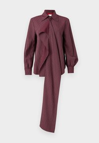 Chemise rayée bordeaux à manches longues, avec un détail drapé à l'avant et un col classique. Texture lisse et coupe ajustée.