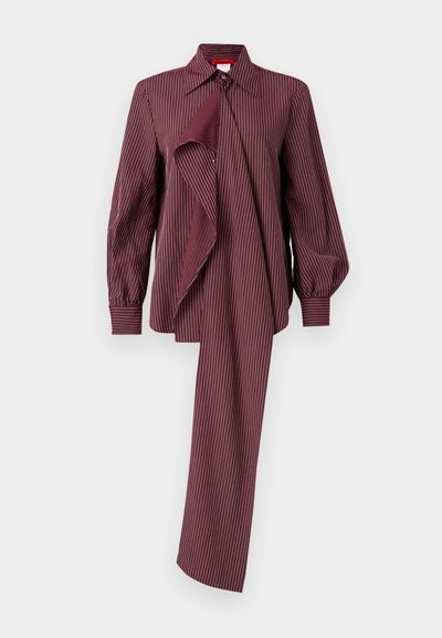 Chemise rayée bordeaux à manches longues, avec un détail drapé à l'avant et un col classique. Texture lisse et coupe ajustée.