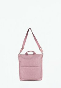 Sac en tissu rose avec une surface texturée, une poignée supérieure, une bandoulière réglable et une poche avant. Détail du logo subtil en bas.