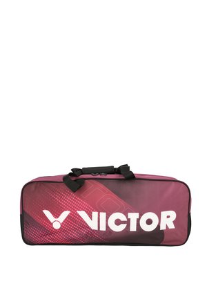 Rektangulær vinrød sportstaske med sorte håndtag, med hvidt "VICTOR"-mærke og logo på frontpanelet.