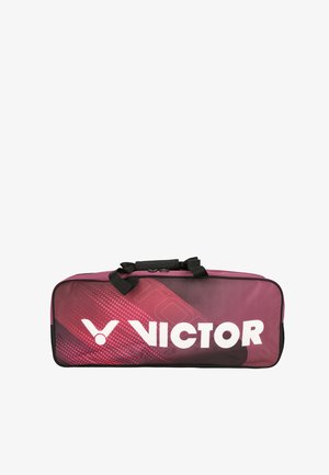 Rektangulær vinrød sportstaske med sorte håndtag, med hvidt "VICTOR"-mærke og logo på frontpanelet.