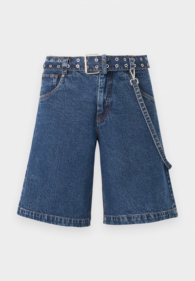 Shorts din denim de culoare albastră închisă, cu un design larg și talie cu curea, având eyelete metalice, finalizați cu cusături contrastante și un lanț pe lateral.