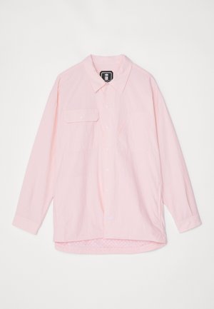 Camisa rosa de manga longa feita de tecido leve, com fecho de botão na frente, gola aberta e dois bolsos frontais.