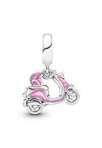 Strieborný prívesok v tvare skútra, s ružovými smaltovými akcentmi a podrobnými kolesami. Malý očko na pripevnenie na vrchu.