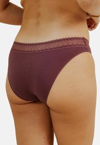 Culotte en coton prune avec une délicate bordure en dentelle à la taille, un matériau doux et une coupe haute pour le confort.