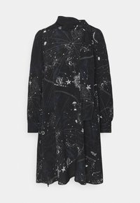 Černé šaty s vzorem souhvězdí v bílé a šedé, dlouhé rukávy, límeček a splývavý A-řez.