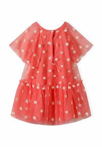Robe en tulle rouge avec de courtes manches volantées, ornée de marguerites blanches brodées, taille froncée et jupe évasée.