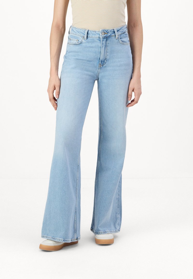 Ανοιχτό μπλε τζιν παντελόνι σε καμπάνα από τζιν, με ψηλή μέση, πέντε τσέπες και κλείσιμο με κουμπί. Ο σχεδιασμός έχει καθαρό φινίρισμα στο ποδαράκι.