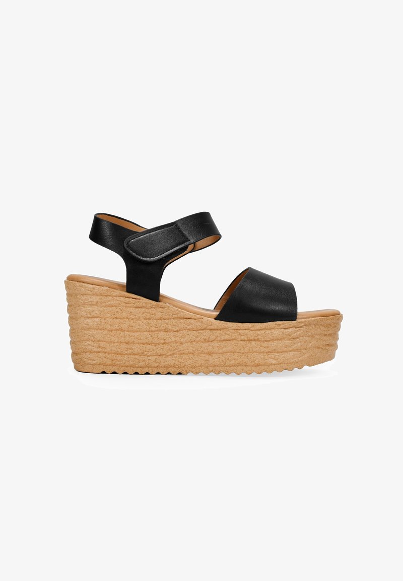 Schwarze Leder-Wedgesandalen mit breitem Riemen und verstellbarem Knöverschluss. Texturiertes, juteähnliches Plateau mit geschichtetem Design.