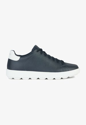 Sneakers in pelle blu navy con suola in gomma bianca, dotati di lacci piatti, design minimalista e pannello laterale testurizzato.