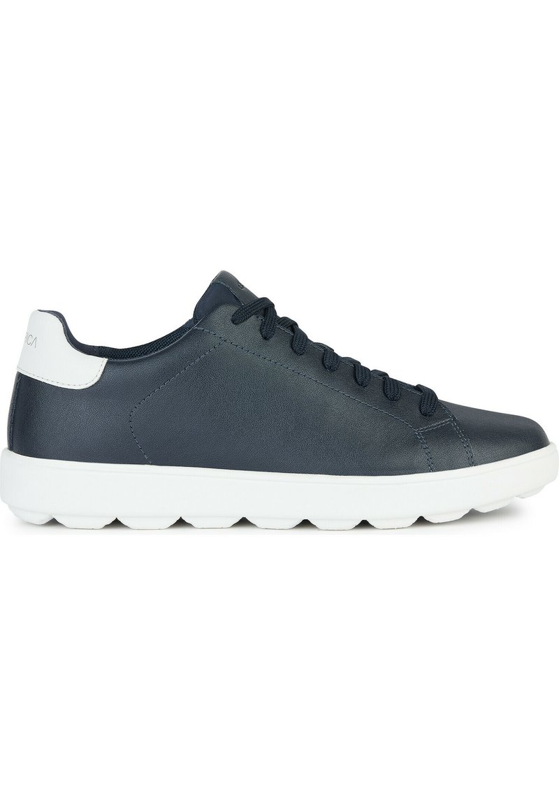 Sneakers in pelle blu navy con suola in gomma bianca, dotati di lacci piatti, design minimalista e pannello laterale testurizzato.