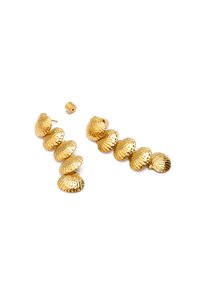 Goldene Ohrringe in Muschelform mit strukturierten Oberflächen, die mehrere übereinander gestapelte Schichten aufweisen und über einen Clipverschluss verfügen für sicheren Halt.