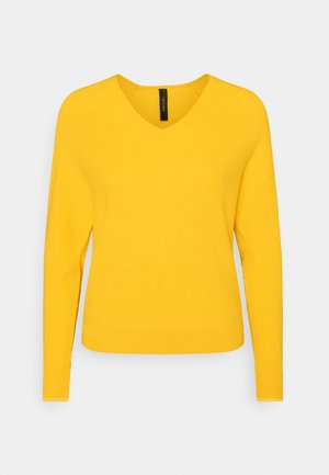 Suéter amarillo de manga larga con cuello en V, con dobladillo y puños acanalados, mostrado sobre un fondo gris claro liso.