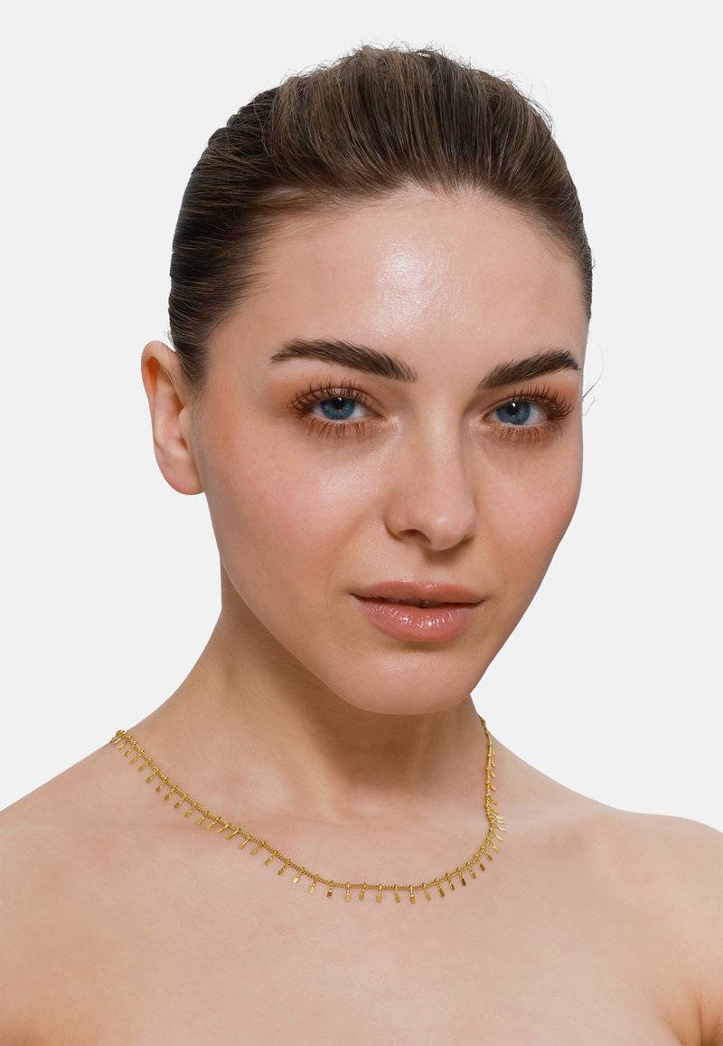 Collier en or avec une chaîne délicate ornée de petites accents rectangulaires répartis uniformément. Design simple, finition brillante et texture légère.