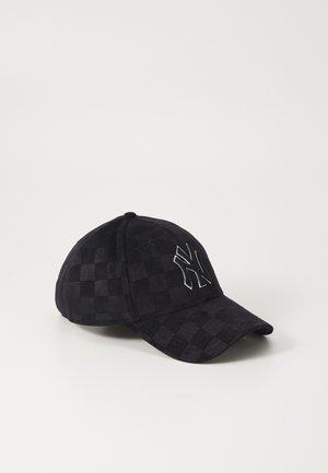 Casquette noire avec un motif à carreaux, arborant un logo brodé blanc contrastant à l'avant. Le tissu a une texture douce.