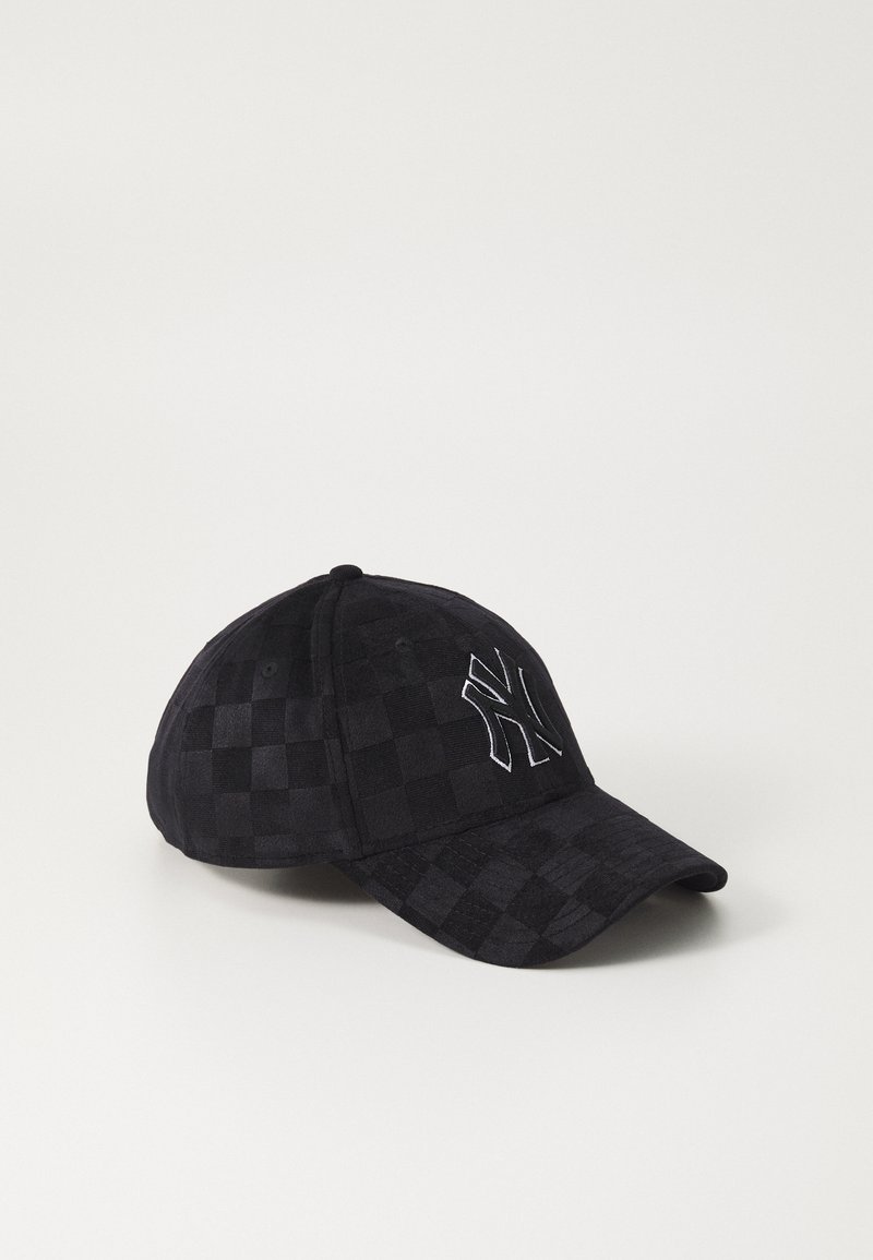 Schwarze Mütze mit einem Karomuster, die auf der Vorderseite ein kontrastierendes weißes gesticktes Logo aufweist. Der Stoff hat eine weiche Textur.
