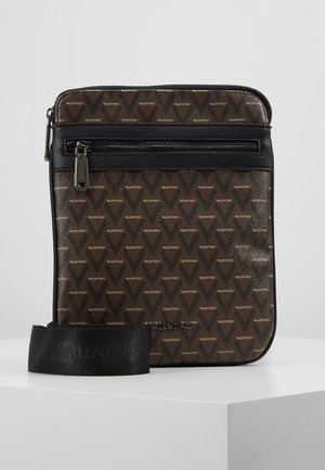 Bruine crossbodytas met patroon, voorzien van een zwarte ritssluiting, logo-accenten en een gevlochten band. Gemaakt van nep leer met een gladde textuur.