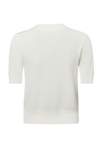 Witte, gebreide trui met korte mouwen en een geribbelde textuur. Heeft een knoopdetail op de schouder en een rechte zoom.