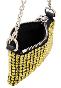 Schwarze Handtasche, verziert mit gelben Strasssteinen, mit einem silbernen Kettenriemen und einem Reißverschluss, der eine strukturierte Oberfläche präsentiert.