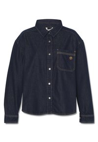 Camisa de mezclilla azul oscuro con botones y cuello, bolsillo en el pecho y detalles de costura clara. Presenta un logo en el bolsillo. Mangas largas.