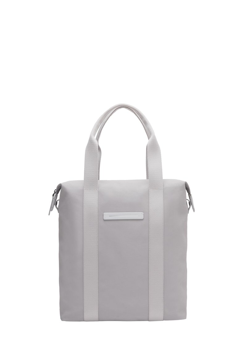 Tote bag en tissu gris avec deux poignées supérieures, présentant une surface lisse, des sangles blanches et une forme rectangulaire. Design compact avec des accents minimalistes.