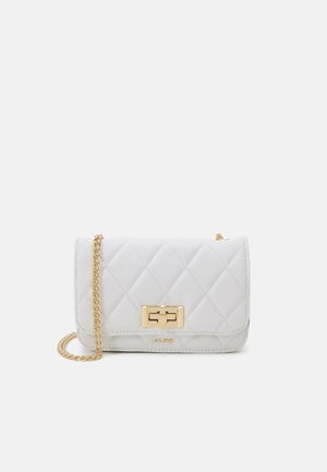 Borsa a tracolla bianca trapuntata con catena dorata. Presenta una chiusura in metallo dorato ben visibile e un logo sottile nella parte inferiore. Forma rettangolare.