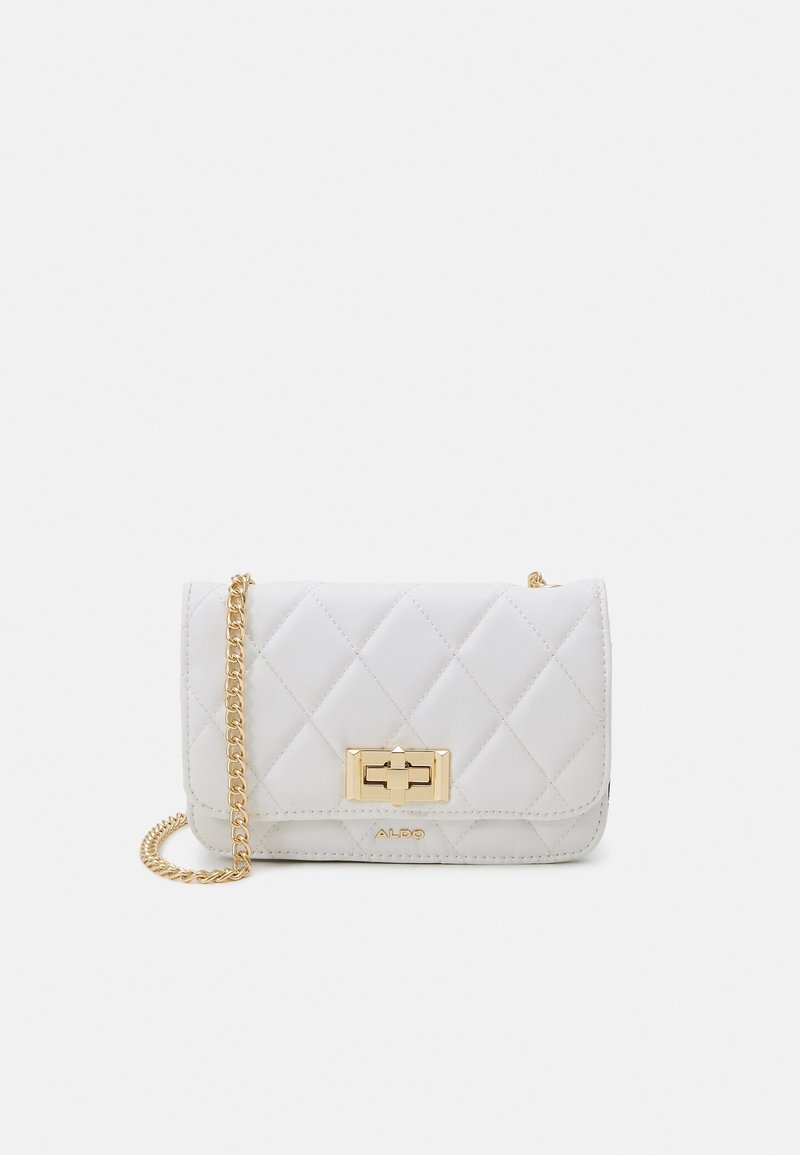 Bílá prošívaná kabelka s zlatým řetízkovým popruhem. Obsahuje výrazné zlaté kovové zapínání a jemné logo ve spodní části. Obdélníkový tvar.