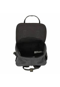 Mochila de felpa gris con un interior negro, un asa superior y correas ajustables. Se abre con cremallera, revelando un amplio compartimento principal.