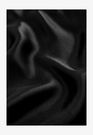 Must tumes, millel siledust, millel uhke ohutest, mis loovad dünaamilise välimuse. Ükslane värv kogu ulatuses.