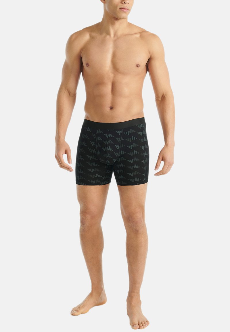 Svarta boxershorts med ett geometriskt mönster, tillverkade av mjukt tyg, med resårmidja och åtsittande design.