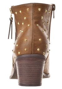 Stivaletti alla caviglia in similpelle marrone con borchie dorate, zip posteriore e tacco in legno impilato, caratterizzati da una superficie liscia e un design snello.