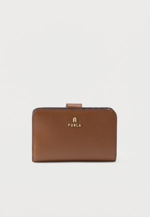 Portefeuille en cuir texturé marron avec fermeture à pression et logo Furla doré centré sur le devant, sur fond blanc.