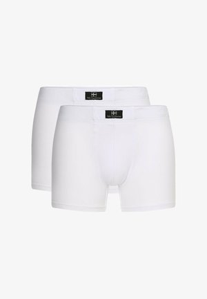 Weiße Baumwollboxershorts mit glatter Textur, elastischem Bund und einem kleinen schwarzen Logoschild an der Vorderseite. Zwei Paare enthalten.