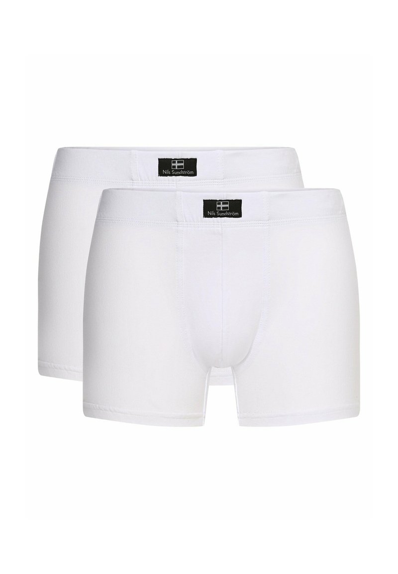 Weiße Baumwollboxershorts mit glatter Textur, elastischem Bund und einem kleinen schwarzen Logoschild an der Vorderseite. Zwei Paare enthalten.