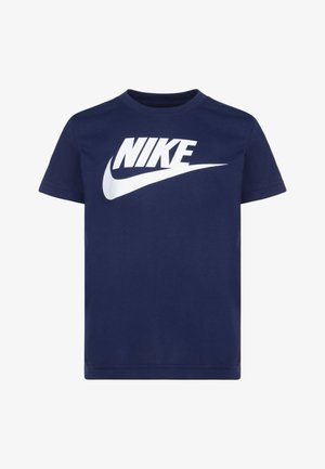 Tumši zilo kokvilnas T-kreklu ar baltu Nike logo uz krūtīm, ar apaļu kakla izgriezumu un īsām piedurknēm. Vienkāršs un klasiskas dizains.