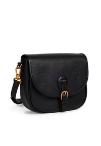 Czarna skórzana torba na ramię o fakturze kamyków, zaokrąglona klapa, złote akcenty, regulowany pasek. Zawiera detal z logo na froncie.