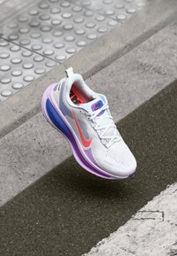 VOMERO 18 - Chaussures de running sur route - white/hot lava/violet mist/sapphire/bright violet/black