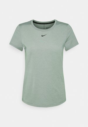 Camiseta de manga corta de color verde claro con cuello redondo. Presenta un logo negro de Nike en el pecho. Fabricada con un material suave y liso.