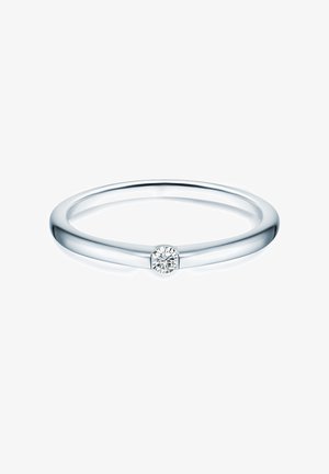 Srebrna pierścionek z gładką, wypolerowaną obrączką, z pojedynczym okrągłym diamentem na środku, podkreślający minimalistyczny design.