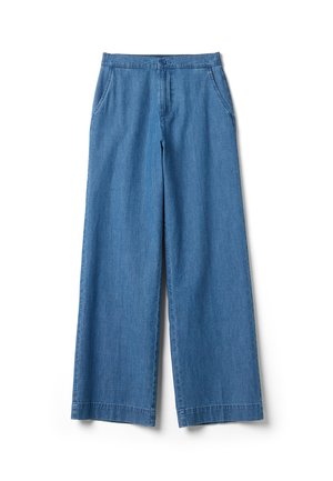 Pantalones vaqueros de pierna ancha de color azul con bolsillos delanteros, cierre con botón y trabillas para cinturón, colocados planos sobre un fondo blanco.