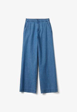 Pantaloni di jeans blu a gamba larga con tasche frontali, chiusura con bottoni e passanti per cintura, distesi su uno sfondo bianco.