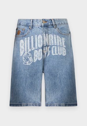Lys blå denimshorts med teksten "Billionaire Boys Club" og en astronaut-hjelmgrafikk trykket på forsiden.