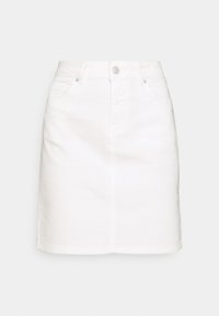 Falda de denim blanca con forma ajustada, de longitud media hasta el muslo, cierre delantero de botones y dos bolsillos laterales. Textura suave con líneas limpias.