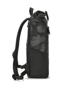 Čierny batoh s matným povrchom, textúrovaným telom a sieťovanými bočnými vreckami; uzáver na rolku a nastaviteľné popruhy pre pohodlie.