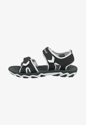 Zwarte sport sandalen met witte accenten, voorzien van verstelbare banden, een gestructureerde zool en een ademend ontwerp. Lichtgewicht constructie.