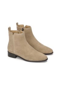 Bocanci din suede bej până la gleznă, cu vârf ușor ascuțit, fermoare laterale și tocuri negre joase. Textură netedă și design minimalist.