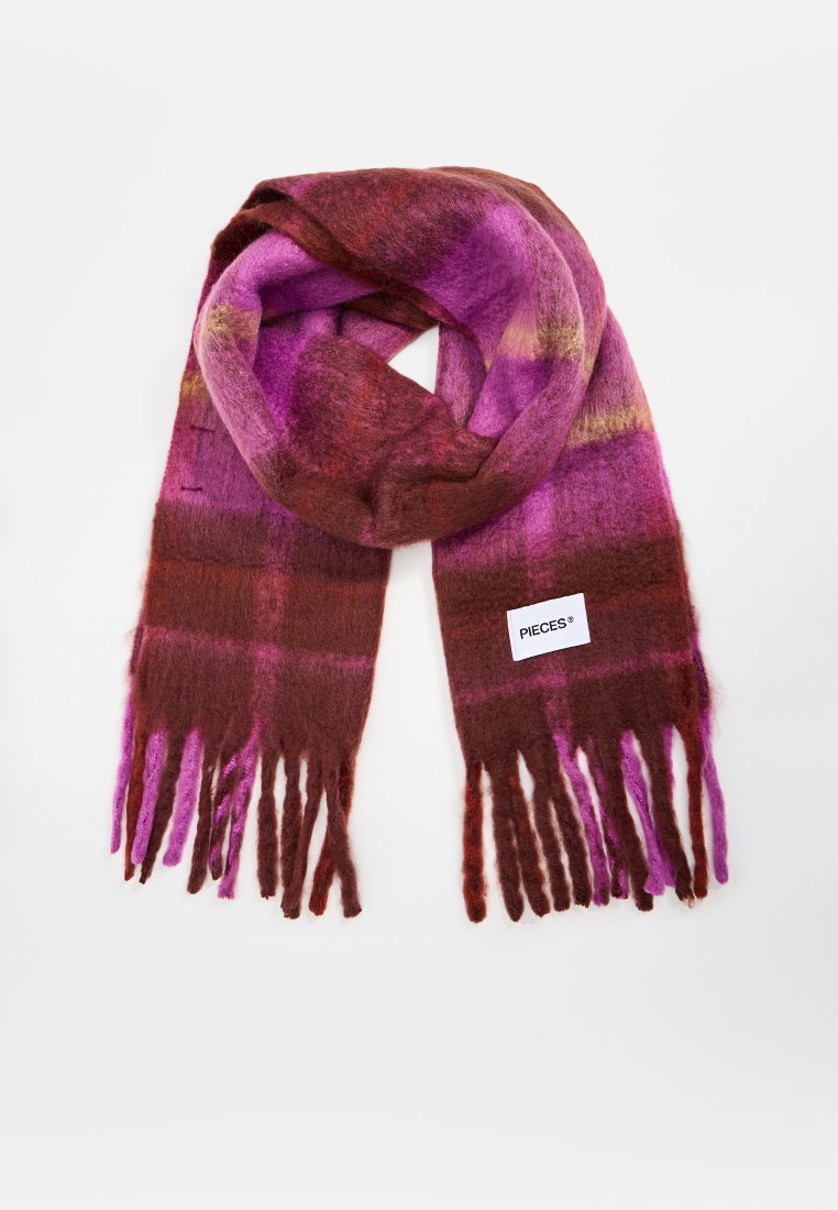 Multicolore sjaal met tinten roze en bruin. Zachte textuur met lange, franjes aan de randen. Een label met "PIECES" is zichtbaar.
